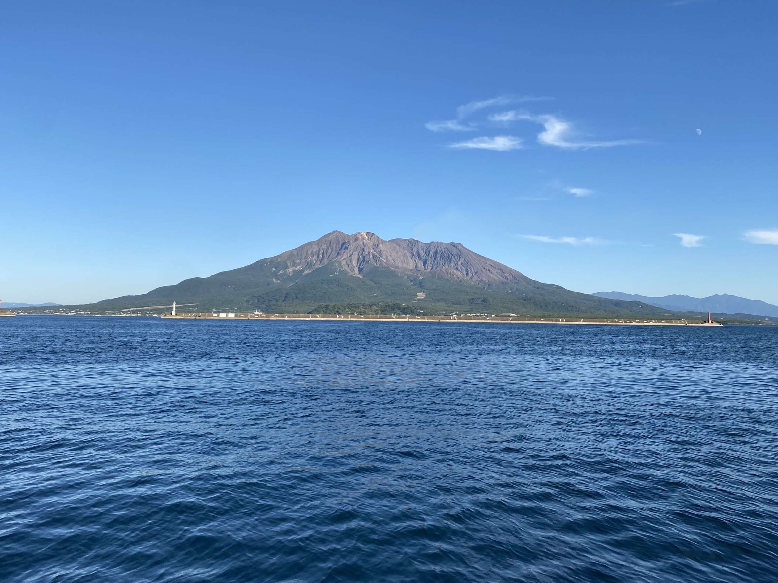錦江湾に浮かぶ桜島